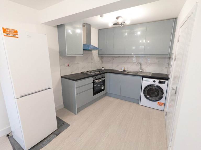 2 BEDROOM FLAT TUDOR WAY SOUTHGATE N14