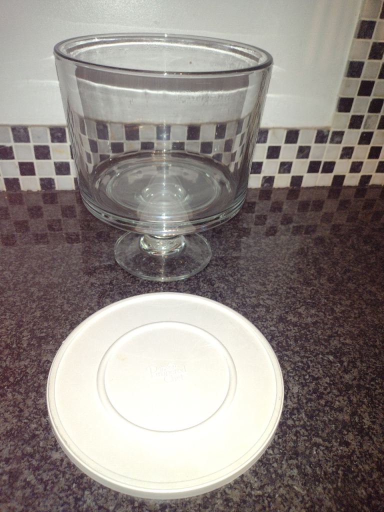the pampered chef trifle bowl with lid