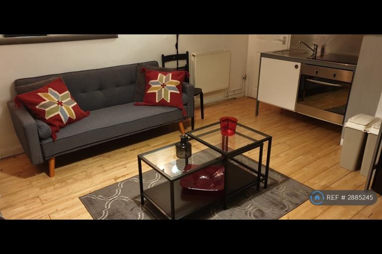 Studio flat in St Micheals Ave, London, N9 (#2885245)