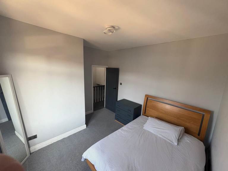 Excellent spacious furnished double room in shared house