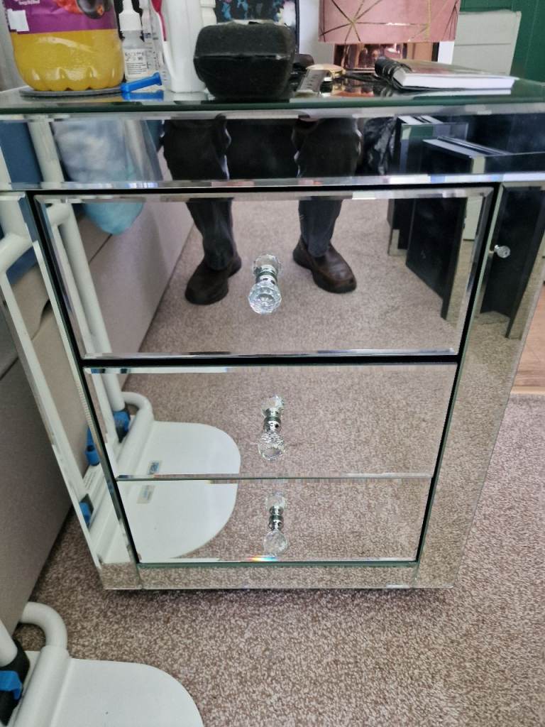 Bedside cabinets