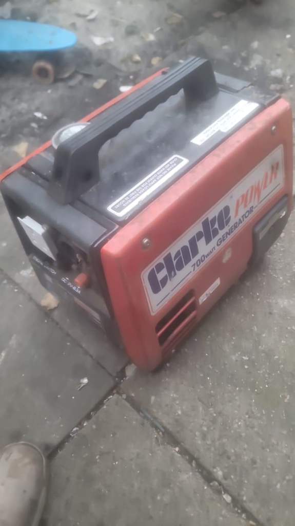 Clarke 700 watt suitcase generator 