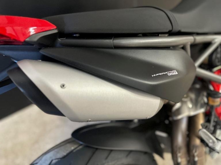 STUNNING LOW MILEAGE 2019/19 DUCATI HYPERMOTARD 950 MOTORCYCLE 