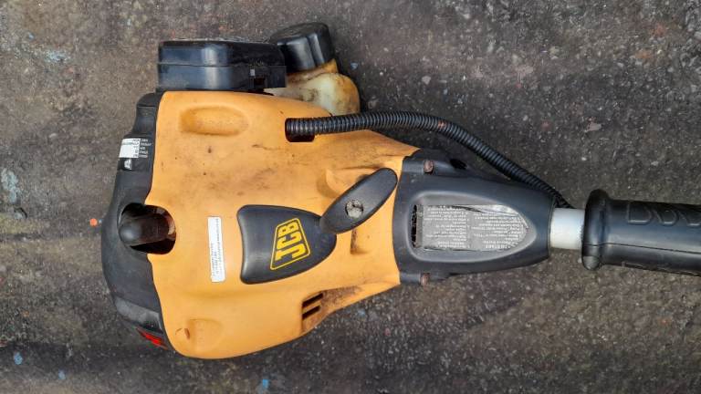JCB M25 petrol grass trimmer. Cut width 380mm