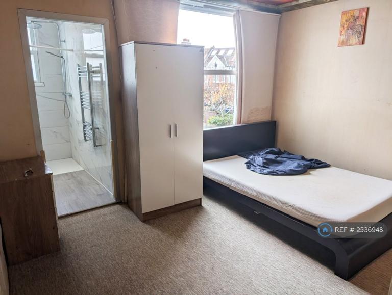 3 bedroom flat in Durnsford Road, London, SW19 (3 bed) (#2536948)