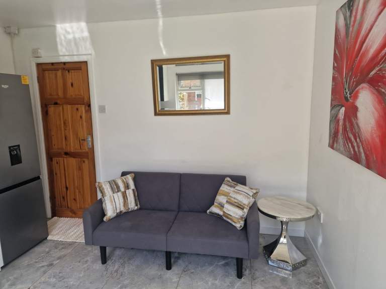 Garden studio flat to let