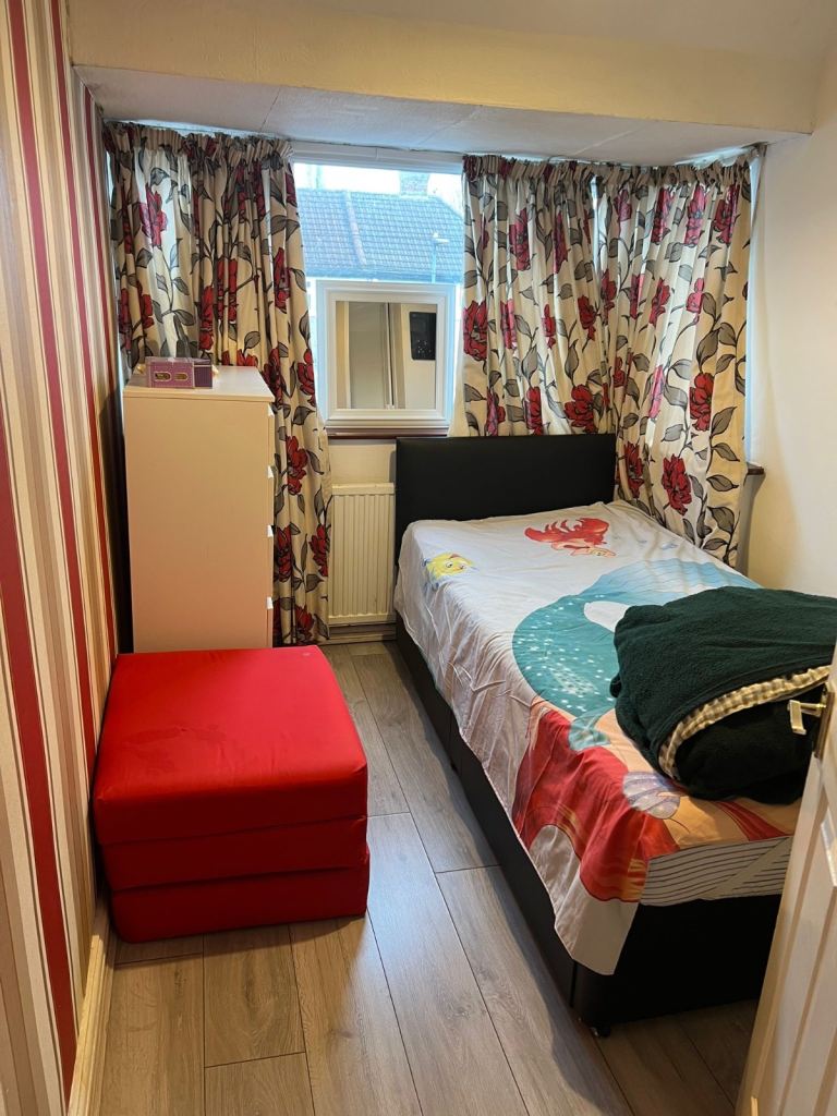 Single room to rent in family home
