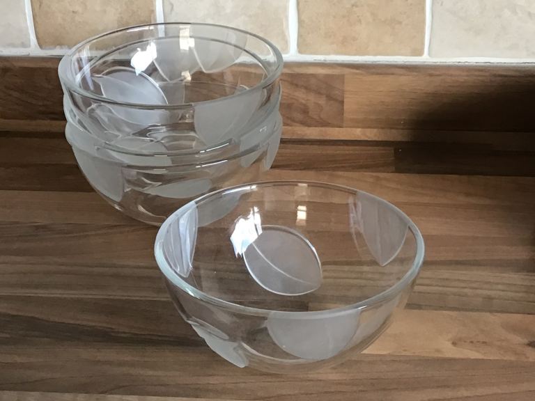 Set of 4 Glass Bowls with Leaf Design – Good Condition