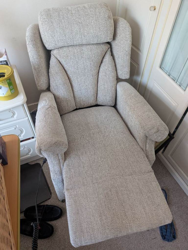 Clearwell Hampton Riser Recliner