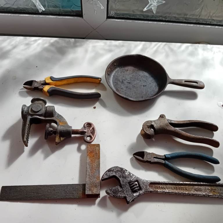 CAST IRON PAN AND A COUPLE OF TOOLS NEED FREEING UP, POST OR COLLECT CF39 8DG