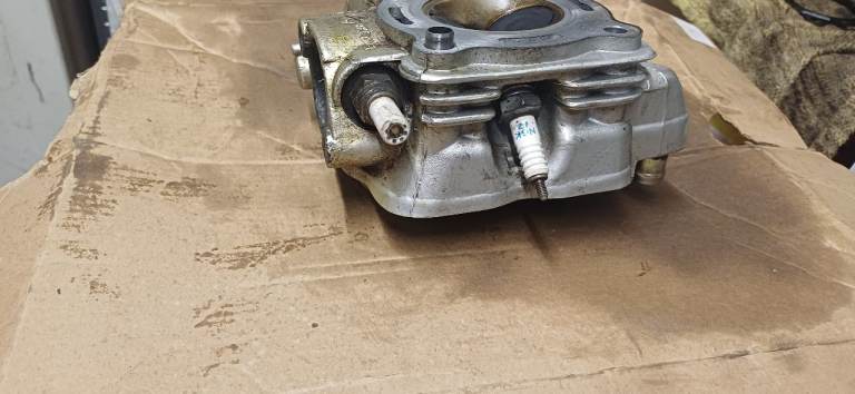 Honda cbr125r cylinder head 