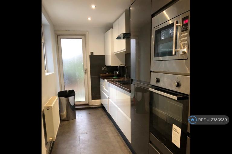 3 bedroom flat in Ground Floor With Garden, London, N16 (3 bed) (#2730989)