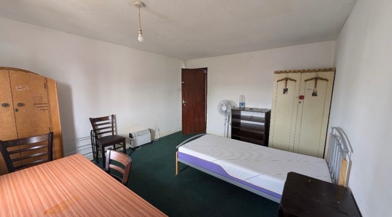 Room To Let 