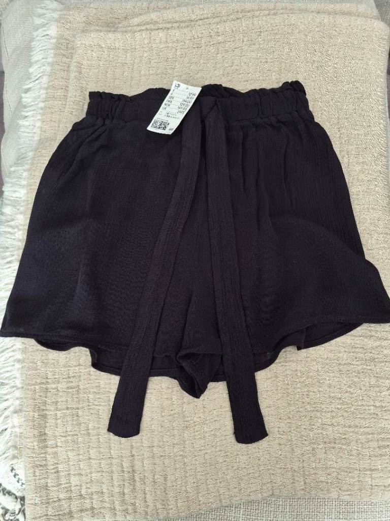 H&M Textured Black Shorts Size 6