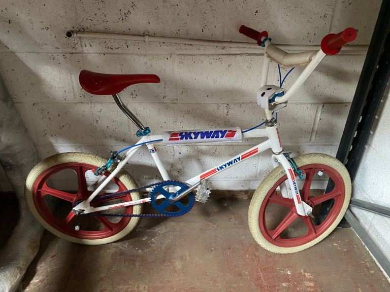 1980s SKYWAY BMX REPLICA ,SKYWAY TUFF WHEELS ,MX BRAKES ,SKYWAY PADSET ETC ,NICE LOOKING BIKE