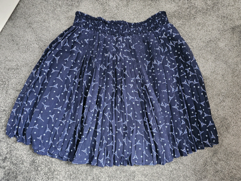 Girls Navy pleat skirt age 10 years