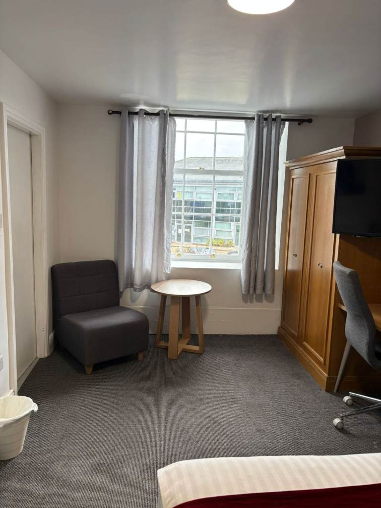 En-suite double room-available immediately in central location Mansfield