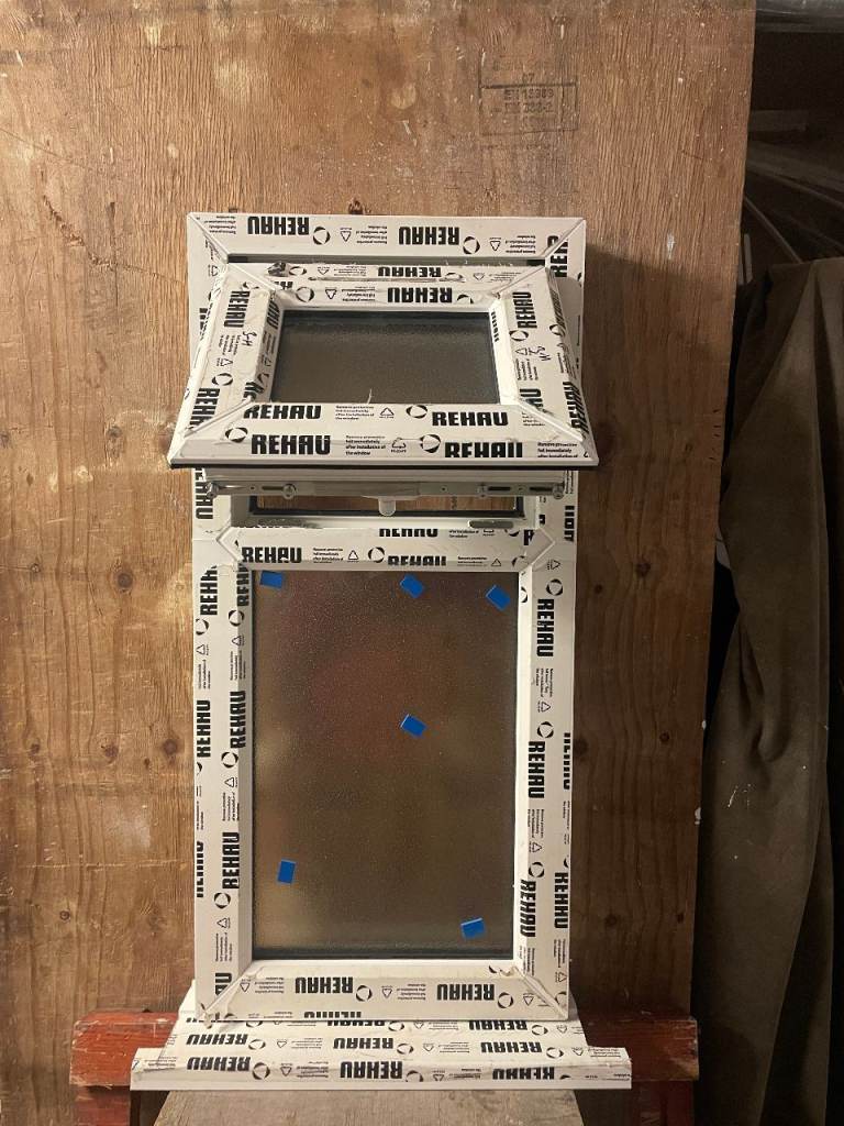 H 89.5 x W 42.5 cm-SMALL BRAND NEW REHAU UPVC DOUBLE GLAZED WINDOW OBSCURE (BATHROOM) (REF: SJ477) 