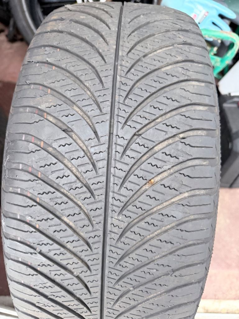 GoodYear Vector4Season 215/50/17