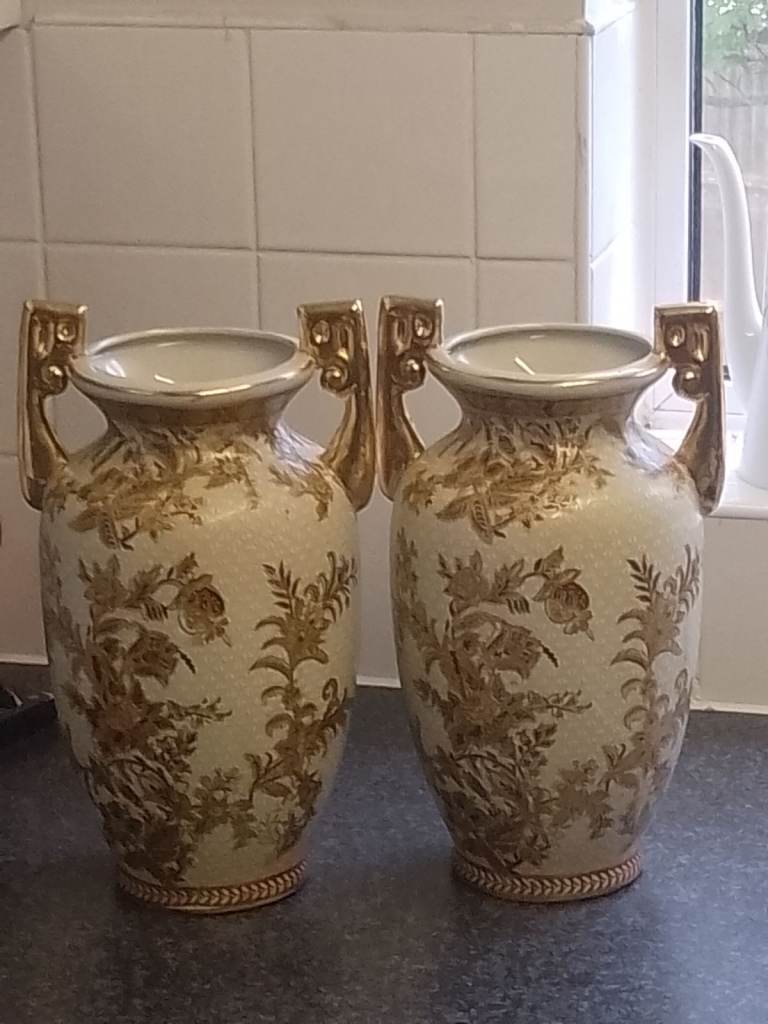 TWO STUNNING ASIAN ANTIQUE VASES.  COLLECTABLE 