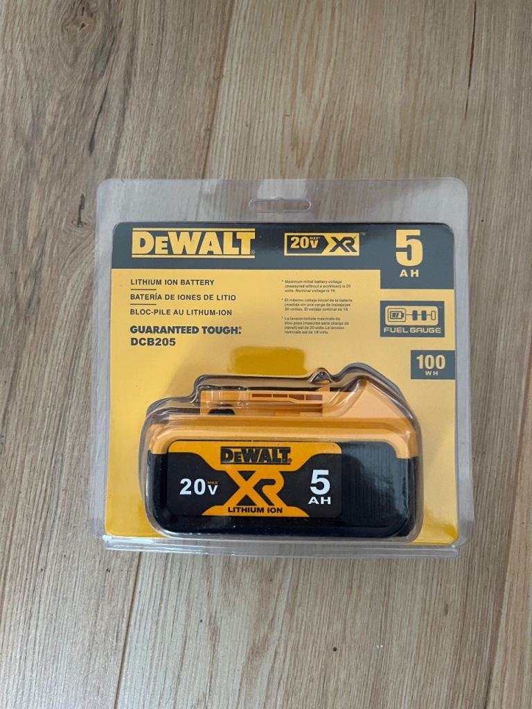 Dewalt 20 v , 5 ah battery , new 