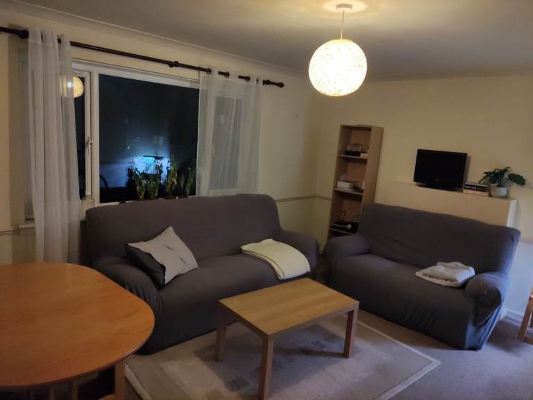 Newly decorated 2 bed fully furnished flat to rent 
