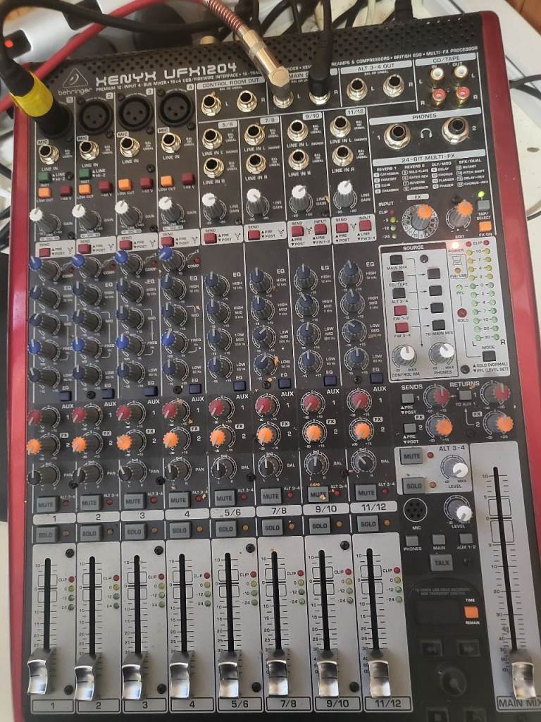 Behringer ufx1204 studio mixer and DAW