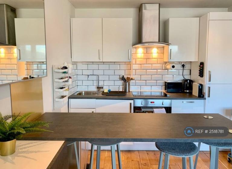 2 bedroom flat in Battersea Rise, London, SW11 (2 bed) (#2518781)