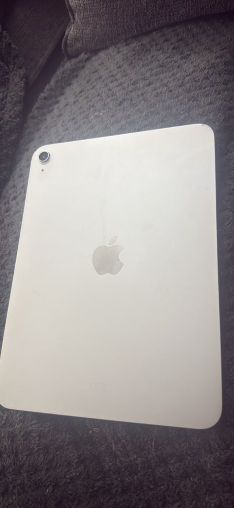 Apple iPad – Silver Tablet, Good Condition and pen 