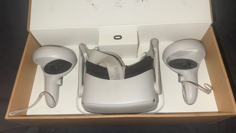 Meta / Oculus Quest 2 VR headset 64GB working as new , original box and controllers 