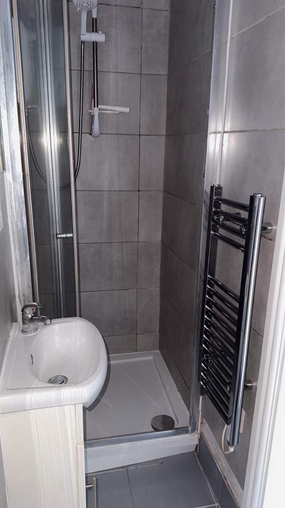 NO FEES !! STUDIO  TO RENT !  CLOSE TO WEST BROM TOWN CENTRE . NEWLY REFURBISHED