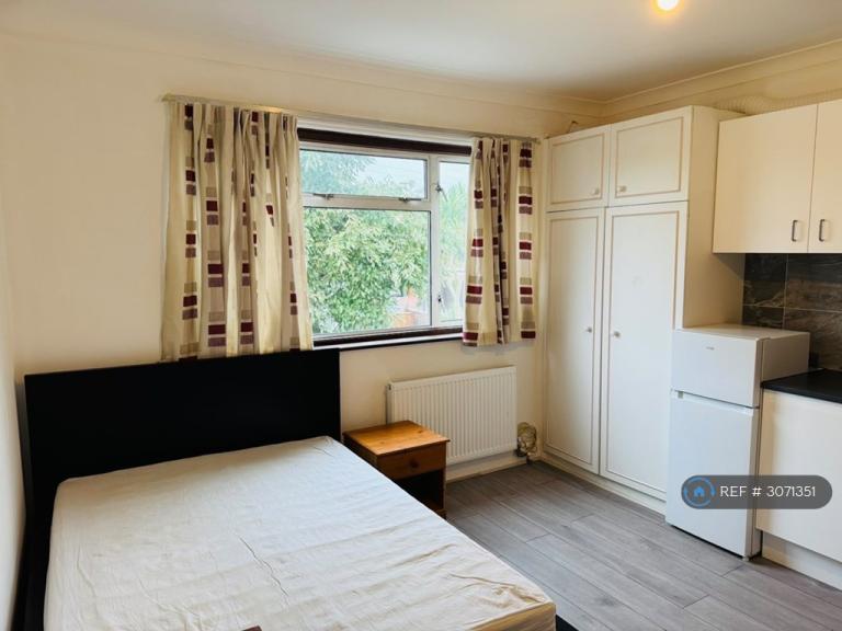 Studio flat in Imperial Drive, Harrow, HA2 (#3071351)