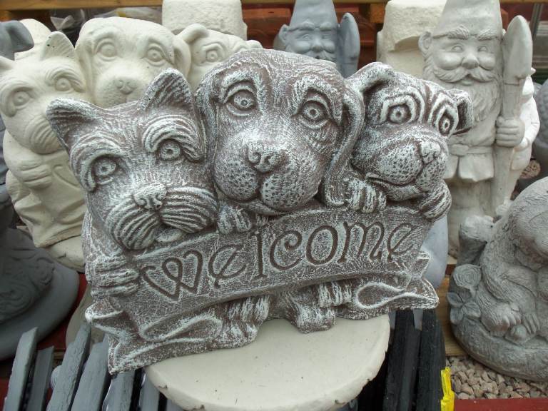 Stone concrete garden statue ornament of Welcome dogs