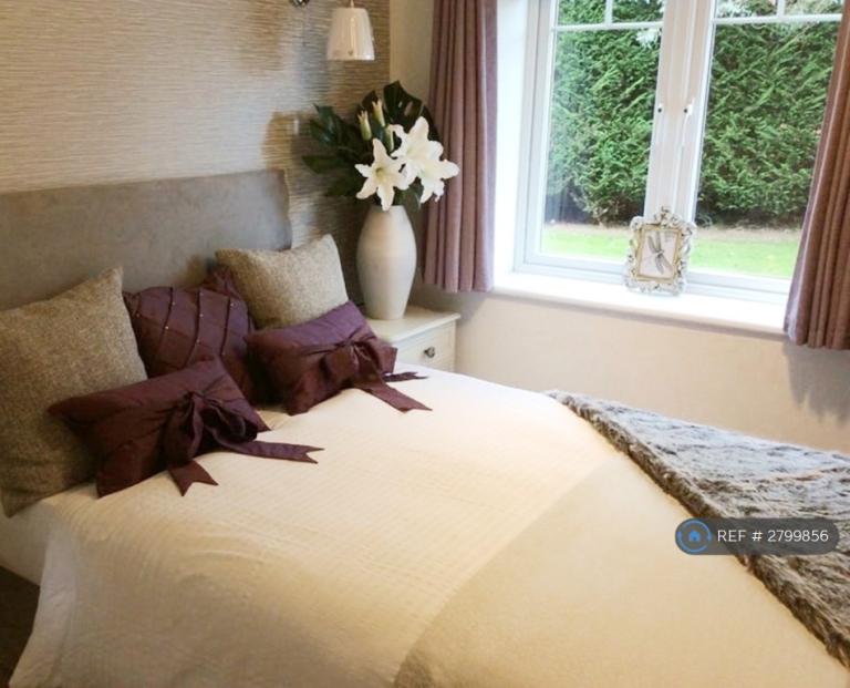 1 bedroom flat in Hazel Gate, Farnborough, GU14 (1 bed) (#2799856)