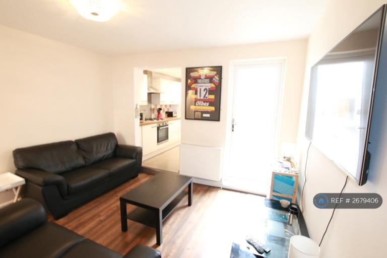 4 bedroom house in Pitcroft Avenue, Reading, RG6 (4 bed) (#2679406)