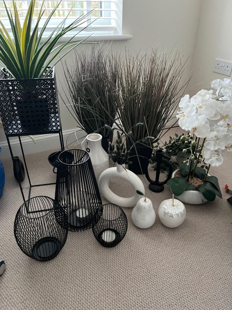 Artificial plants and ornaments 