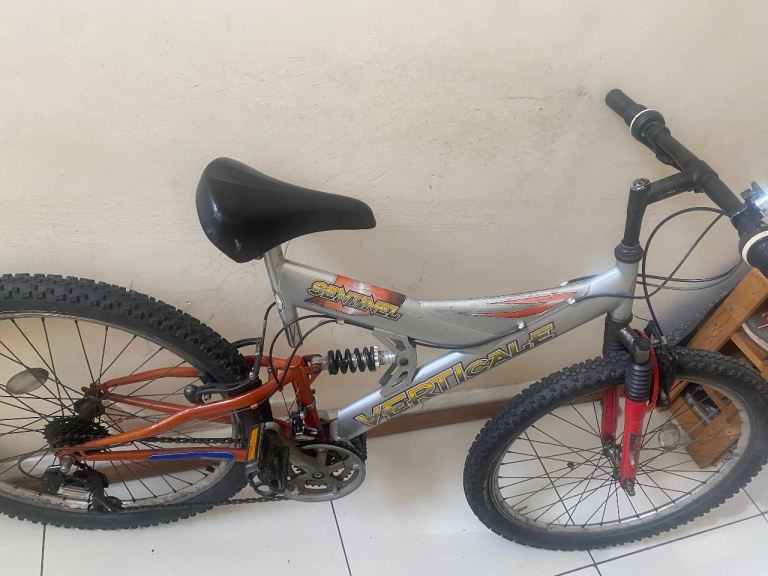 Mountain bike with helmet 27” wheels 