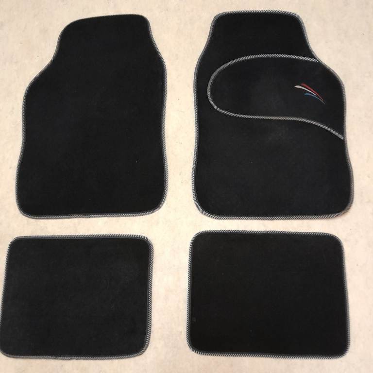 Complete set of four car mats