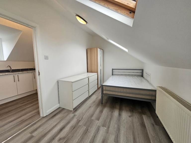 *INC GAS* Second floor studio flat to rent conveniently located on Harlesden High Street
