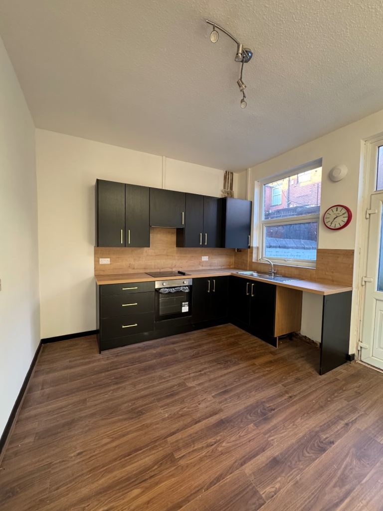 Refurbished 2 bed terrace house 