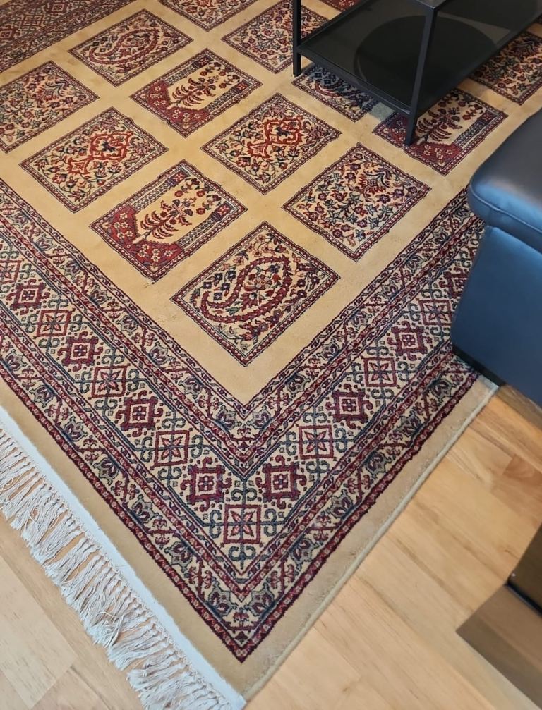 2 pieces handmade carpet, store price £700, selling both £260, pet free home, less than 6 months old