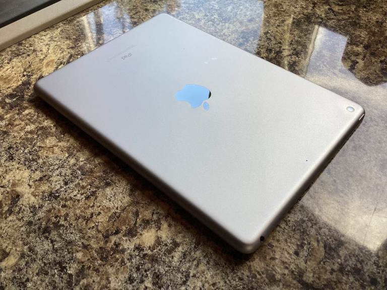 Apple iPad Silver – Good Condition