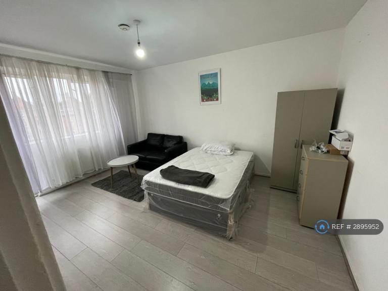 1 bedroom flat in Ansell House, London, E1 (1 bed) (#2895952)