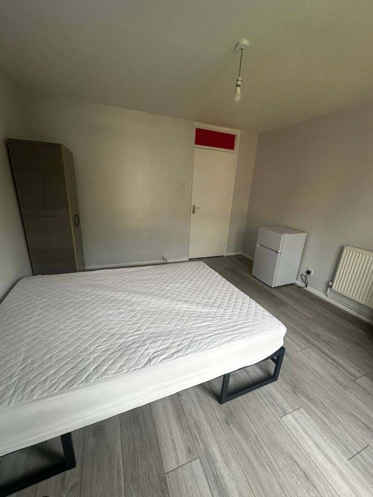 DOUBLE ROOM AVAILABLE NOW SEVEN SISTERS, N15– 3 minutes from station