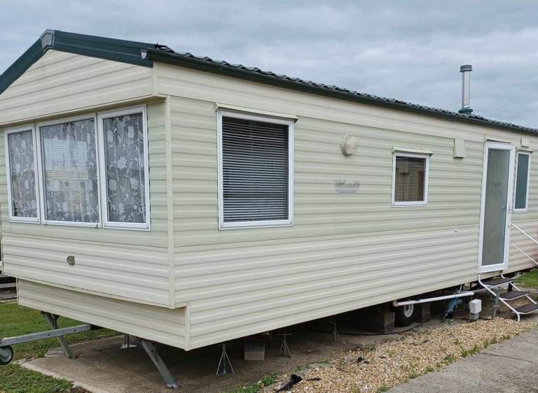 Static 2 bedroom caravan to rent long term in Minster Isle of Sheppey on holiday park