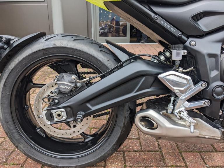 TRIUMPH TRIDENT 660 2024 - BLACK - HEATED GRIPS- 2 SERVICE STAMPS - QUICKSHIFTER