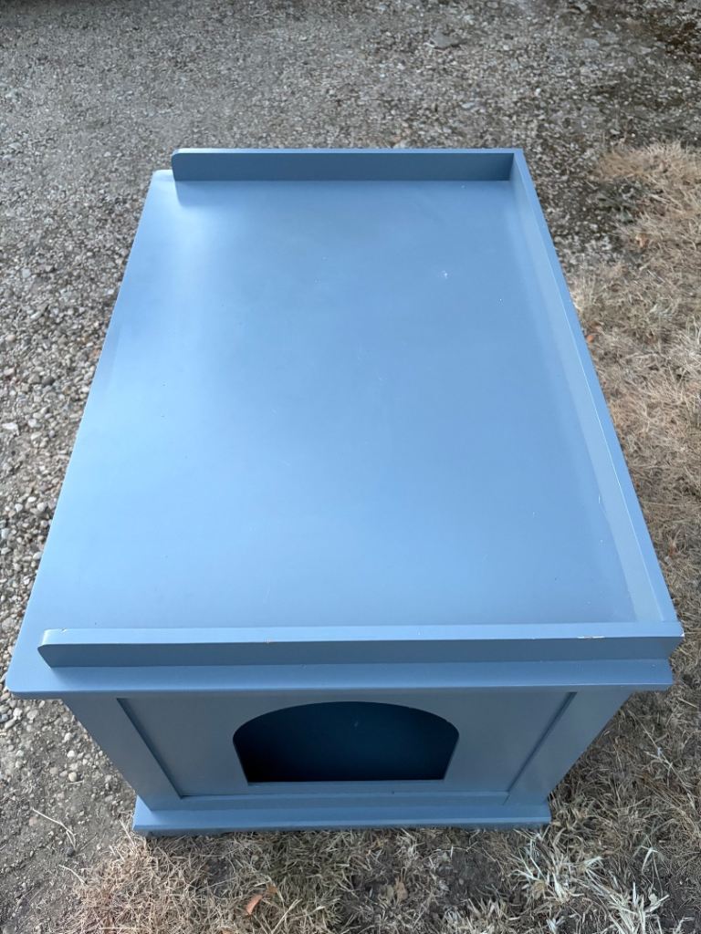 Cat litter box enclosure