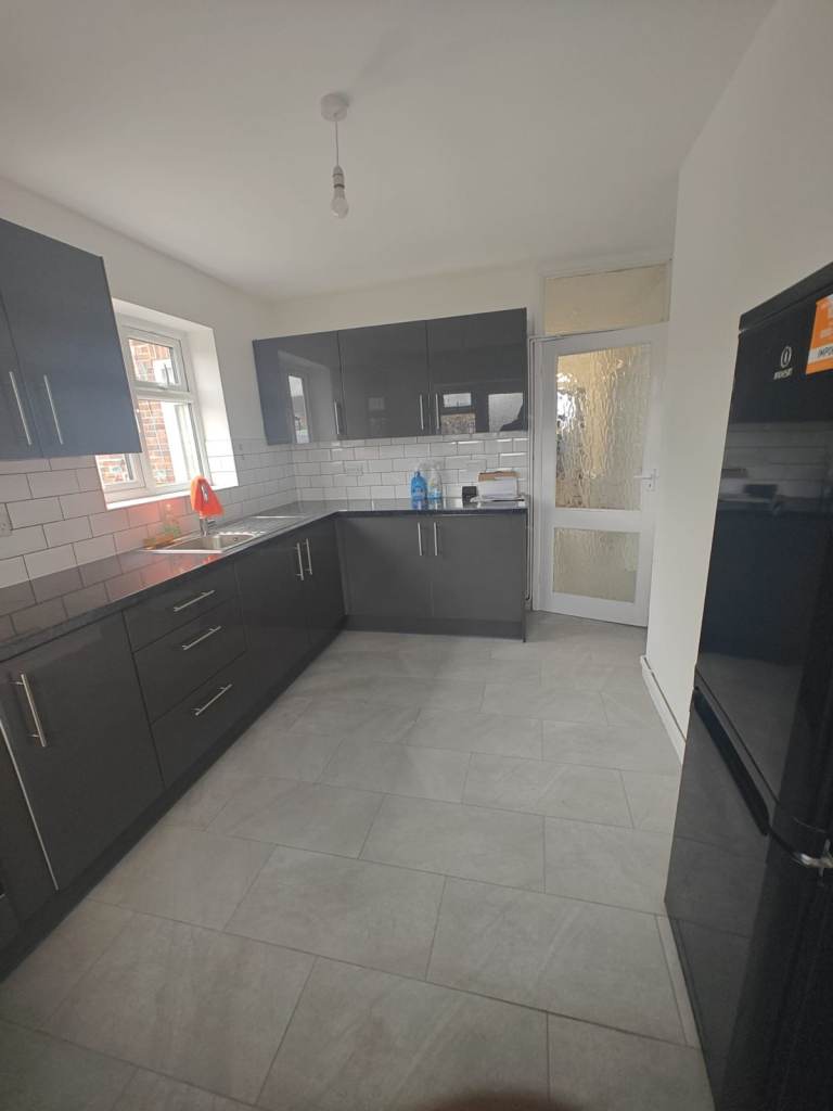 NEWLY REFURBISHED GROUND FLOOR 1 BEDRROOM FLAT WITH GARDEN TO RENTY IN HOUSNLOW WEST