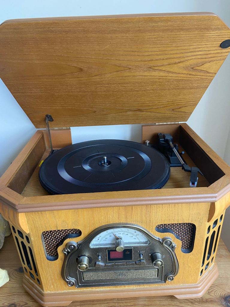 Retro Style Record Player Turntable with Radio – Good Condition