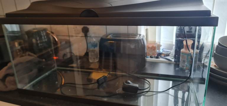 100 L Glass Aquarium Fish Tank with Lid – Good Condition